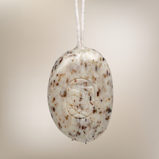 Savon Galet sur corde Huile Essentielle de Lavandin Abrial avec exfoliant 200g